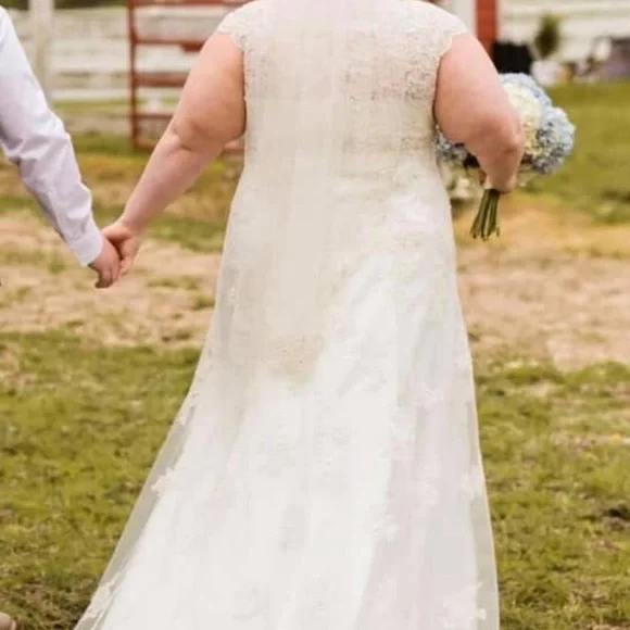 David's Bridal Elegant Lace Wedding Dress in White